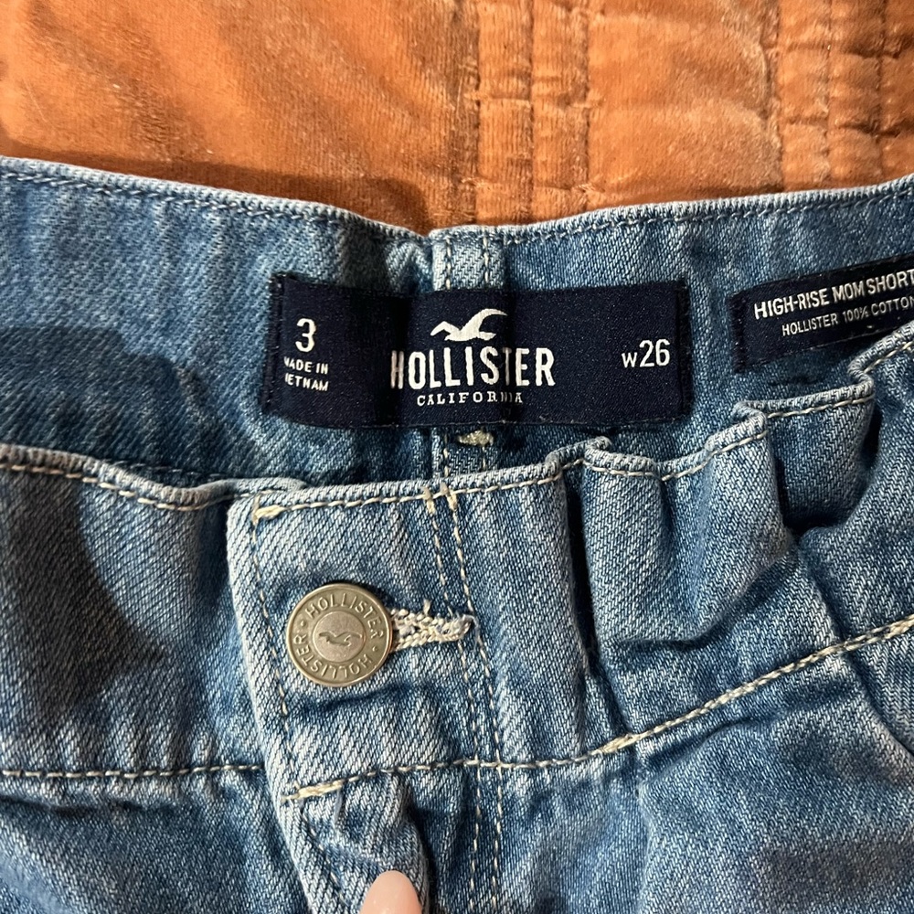 Hollister High-Rise Mom Shorts 3in inseam size 26 waist